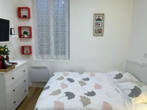 Ένα ή περισσότερα κρεβάτια σε δωμάτιο στο Chez Jean-Yves et Zoé - LA DOLCE VITA - Au calme, Très propre, Proche parkings