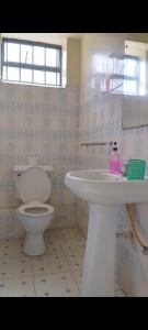 Turquoise Haven في نيروبي: حمام مع مرحاض ومغسلة