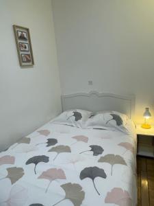 Ένα ή περισσότερα κρεβάτια σε δωμάτιο στο Chez Jean-Yves et Zoé - LA DOLCE VITA - Au calme, Très propre, Proche parkings