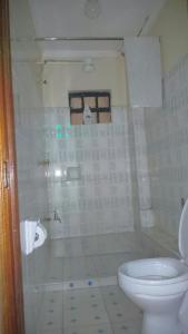 Turquoise Haven في نيروبي: حمام فيه شطاف و مرحاض +5 صور
