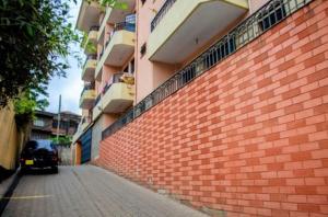 Turquoise Haven في نيروبي: سيارة متوقفة في شارع بجانب جدار من الطوب