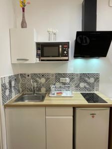 Η κουζίνα ή μικρή κουζίνα στο Chez Jean-Yves et Zoé - LA DOLCE VITA - Au calme, Très propre, Proche parkings