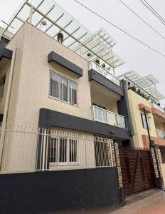 una casa con una valla delante en MeroBasai - Budhanilkantha Residence, en Burhānilkantha