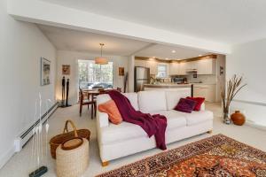 Η κουζίνα ή μικρή κουζίνα στο 1 Mi to Main Street! MCM-Style Home in Brunswick