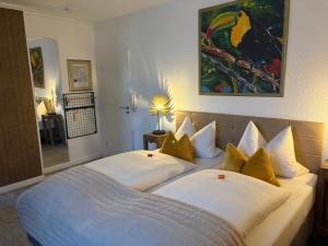 A bed or beds in a room at Franconia City Hotel Még 22 kép