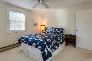 Ένα ή περισσότερα κρεβάτια σε δωμάτιο στο 1 Mi to Main Street! MCM-Style Home in Brunswick