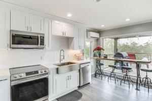 Η κουζίνα ή μικρή κουζίνα στο Bay St Louis Home with Private Dock and Kayaks!