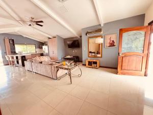 una sala de estar con un sofá y una mesa en Jaco Sol Quadplex 11A, en Jacó