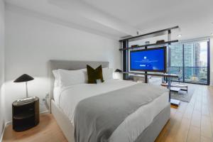 Un dormitorio con una cama grande y un televisor de pantalla plana. en MVR Miami s Top Stay Views for Days, en Miami 22 fotos más