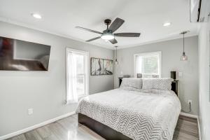 Ένα ή περισσότερα κρεβάτια σε δωμάτιο στο Bay St Louis Home with Private Dock and Kayaks!