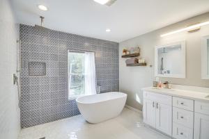 Ένα μπάνιο στο Bay St Louis Home with Private Dock and Kayaks! +25 φωτογραφίες