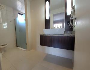 Un baño con lavabo e inodoro en Apartamento no Hotel Prinz, en Joinville