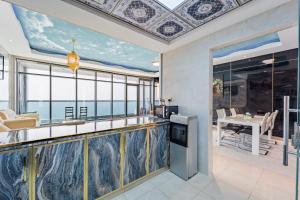 Sand And Beachfront Havens with sea view&pool&Gym&jacuzz في عجمان: غرفة طعام مطلة على المحيط