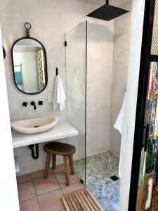un baño con lavabo y espejo en Ojai Serenity Retreat, en Ojai