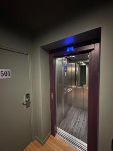 a elevator in a room with a sign on the wall at Hôtel Montmartre - Nouvellement Rénové in Paris