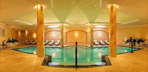 Hotel Garni Dolomieu tesisinde veya buraya yakın yüzme havuzu