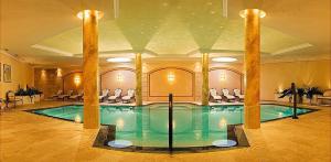 Bazén v ubytování Hotel Garni Dolomieu nebo v jeho okolí