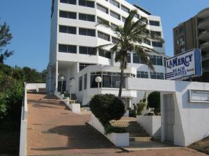 La Mercy Beach Hotel tesisinin ön cephesi veya girişi