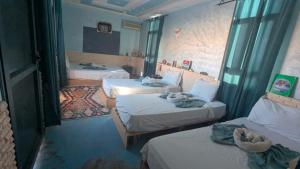 Un pat sau paturi într-o cameră la Appartement chez Salwa