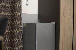 frigorifero in una stanza accanto a una porta di Real poggio a Napoli