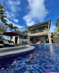 una casa con piscina delante de una casa en Jaco Sol Quadplex 11A, en Jacó