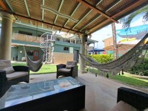 un patio con hamaca y columpio en Jaco Sol Quadplex 11A, en Jacó
