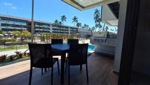 En balkon eller terrasse på Cond Pe na Areia com Piscina Privativa