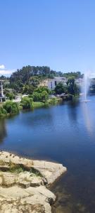 a lake with a fountain in the middle of it at Lavanda Termas de São Pedro do Sul in Bicas