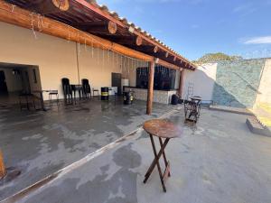 a patio with chairs and a table on a building at Chácara Tubaras in Uberlândia