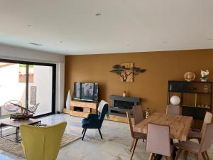 Χώρος καθιστικού στο Modern Villa Toulouges