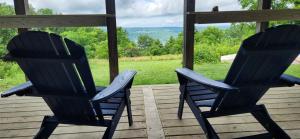 - deux chaises assises sur une terrasse couverte avec vue dans l'établissement Morabeza - A Tropical Seneca Haven, à Burdett