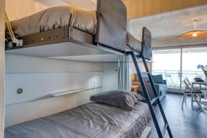 een slaapkamer met een stapelbed in een kamer bij Premium Ocean View Studio, Balcony & Pool in Les Sables-dʼOlonne
