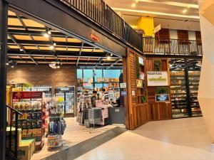 Supermarket nebo jiné obchody v  hostelu nebo okolí