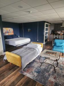 une chambre avec deux lits et une table basse dans l'établissement Morabeza - A Tropical Seneca Haven, à Burdett