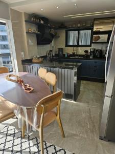 Η κουζίνα ή μικρή κουζίνα στο Apartamento moderno e sofisticado perto da praia