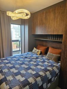 Ένα ή περισσότερα κρεβάτια σε δωμάτιο στο Apartamento moderno e sofisticado perto da praia