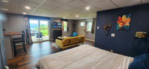 une chambre avec un lit et un bureau et une cuisine dans l'établissement Morabeza - A Tropical Seneca Haven, à Burdett