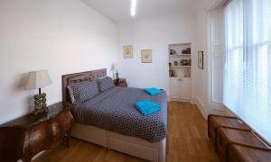 Ένα ή περισσότερα κρεβάτια σε δωμάτιο στο Bruce on the Row-Historic Elegance near Edinburgh