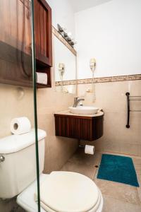 ein Badezimmer mit Toilette und Waschbecken in der Unterkunft Agualina Kite Hotel in Cabarete + 18 Fotos