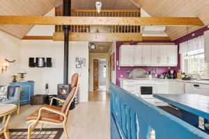 eine Küche und ein Wohnzimmer mit Tisch und Stühlen in der Unterkunft 3690 Nexø - Hovedgade 2 in Snogebæk