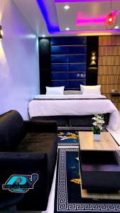 Dreamville Hotel & Resort في أويو: غرفة فندق بها سرير وأريكة