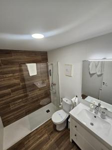 Ένα μπάνιο στο Vivienda Uso Turistico Zapateria 1 licencia VUT 42120