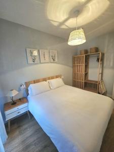 Ένα ή περισσότερα κρεβάτια σε δωμάτιο στο Vivienda Uso Turistico Zapateria 1 licencia VUT 42120