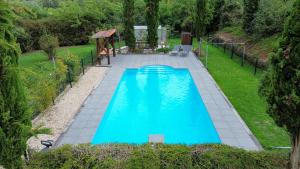una vista dall'alto di una piscina in un cortile di Lorette a Le Veurdre