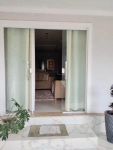 einen Flur mit einer Tür zum Wohnzimmer in der Unterkunft Casa Vieira in Piranhas + 1 Foto