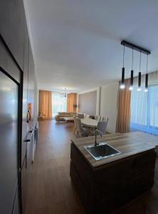 cocina y sala de estar con fregadero y mesa en Old Villa in Dubrovnik, en Dubrovnik