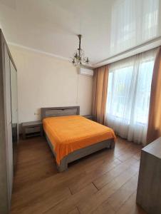 Un dormitorio con una cama con una manta naranja. en Old Villa in Dubrovnik, en Dubrovnik