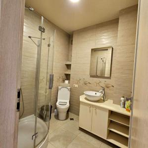 Un baño con inodoro, lavabo y ducha. en Old Villa in Dubrovnik, en Dubrovnik