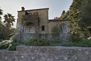 Casa de piedra con ventana en una pared de piedra en Old Villa in Dubrovnik, en Dubrovnik 3 fotos más