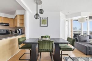 Una cocina y un comedor con mesa y sillas. en Stylish 2br High-Rise - Sleeps 7 - YYZ, en Mississauga 32 fotos más
